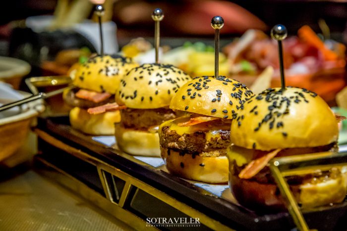 Wagyu Beef Burger with Crispy Bacon and Cheddar Cheese (540.- บาท)