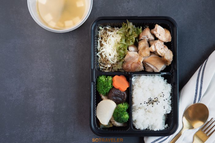 ไก่ย่างราดซอสเทอริยากิ ข้าวญี่ปุ่น ผักดอง ซุปมิโสะสาหร่ายวากาเมะ (ราคา 310 บาทสุทธิ)
