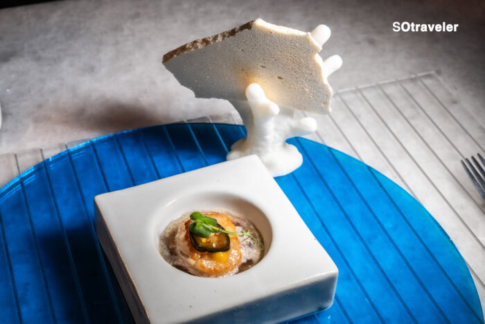 Hotate Lava Lamp – หอยเชลล์ฮอกไกโดกึ่งสุกกึ่งดิบ เสิร์ฟพร้อม Pickled Jalapeño, Leche De Tigre และ Lime Meringue ที่ GALA Bangkok
