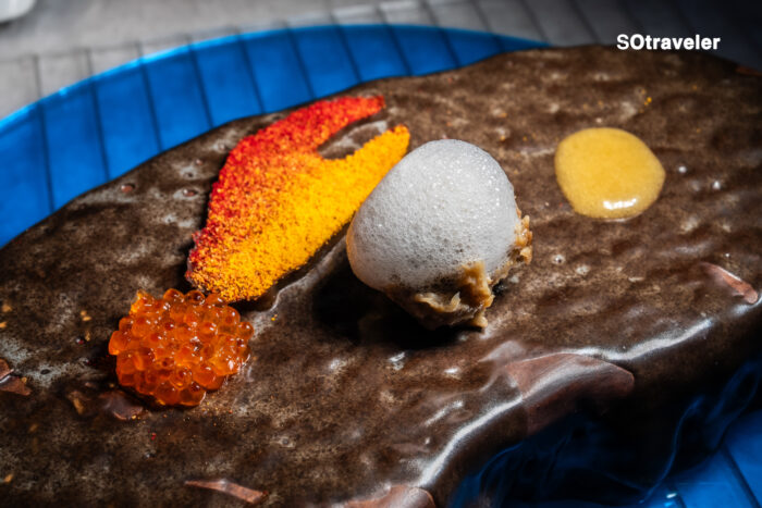 The Claw of Crab – ก้ามปูหิมะ Zuwai Kani เสิร์ฟกับ Sunchoke, Apple Powder และ Beurre Noisette Hollandaise ที่ GALA Bangkok