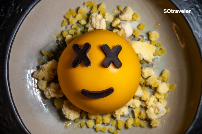 Happy Ending / Smiling (Before Smash) – ขนมหวาน Smiley Face สีเหลืองไวท์ช็อกโกแลตก่อนทุบ เฉลิมฉลองรอยยิ้มที่ GALA Bangkok