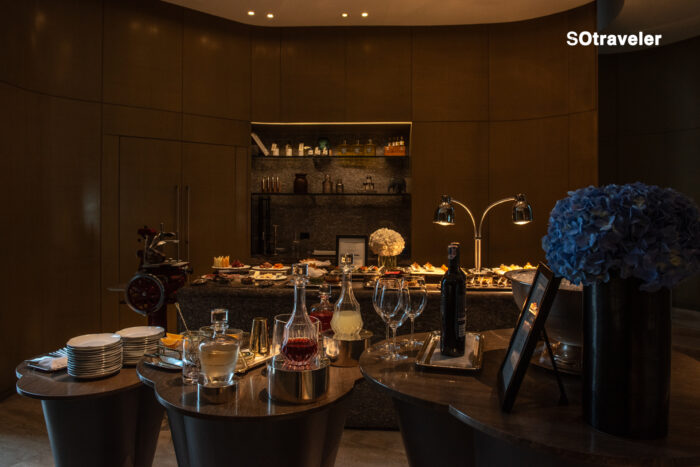 แขกผู้เข้าพักเพลิดเพลินกับดินเนอร์และเครื่องดื่มในบรรยากาศ Rooftop ของ Penthouse Bar + Grill