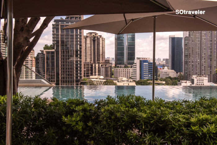 เตียงคิงไซส์พร้อมวิวเมืองกรุงเทพฯ จากหน้าต่างกระจกเต็มบาน ที่ Park Hyatt Bangkok