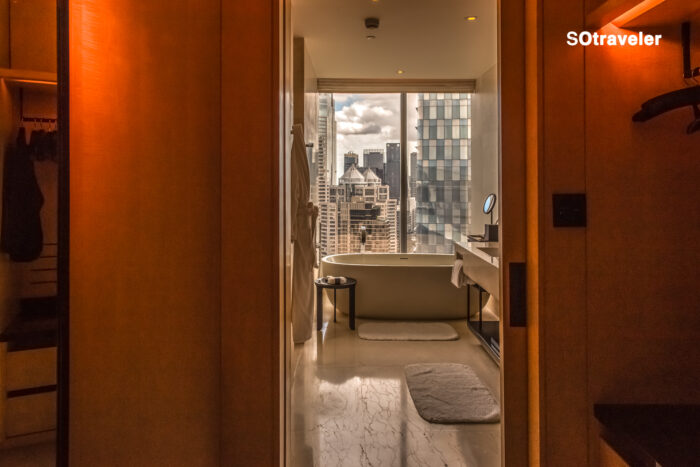 แขกผู้เข้าพักผ่อนในบรรยากาศเรียบสงบและอบอุ่นของ Executive Retreat Park Hyatt Bangkok