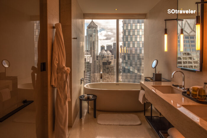 ห้อง Executive Retreat ตกแต่งด้วยไม้และแสงไฟนุ่มนวล สื่อถึงความหรูในแบบ Liveable Luxury