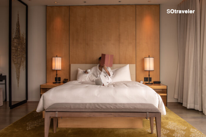 ห้องอาหาร Penthouse Grill บรรยากาศหรู แสงไฟอบอุ่น และเสียงดนตรีสด