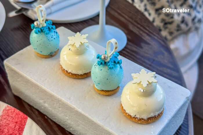 Silent Night Ball and White Winter Bloom