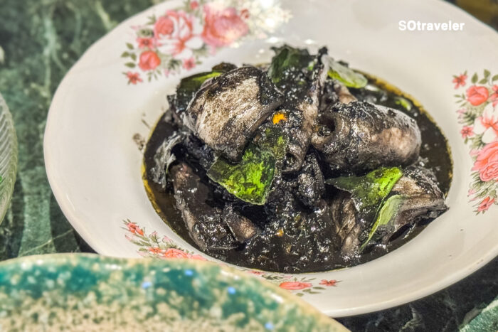 แกงหมึกน้ำดำ