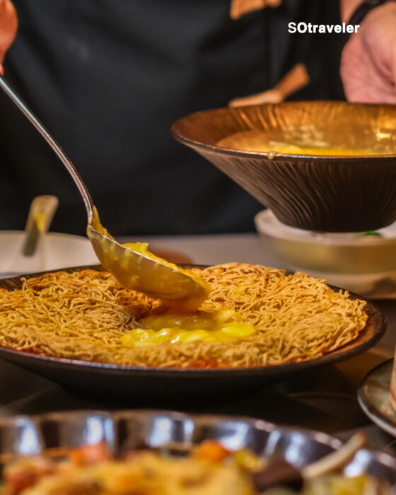 บะหมี่ราดซอสปูขน