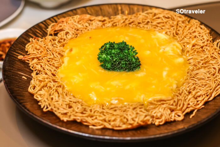 บะหมี่ราดซอสปูขน