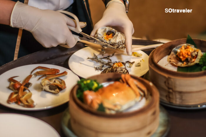 ปูขนเสิร์ฟพร้อมน้ำขิงร้อน