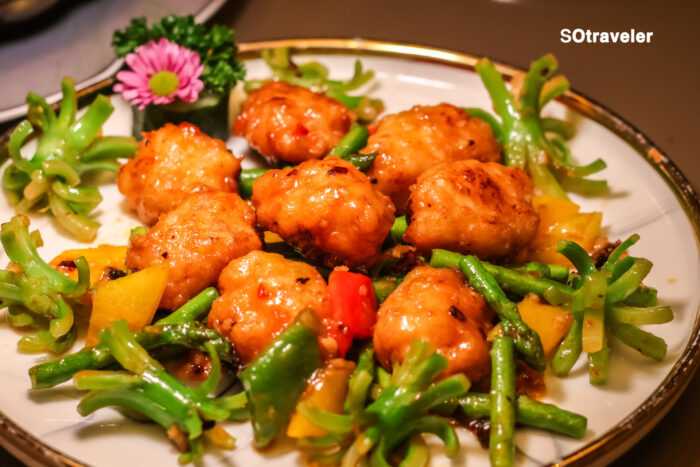 เห็ดมอเรลสอดไส้กุ้งเจี๋ยนซอสพริก "เหล่ากานมา"