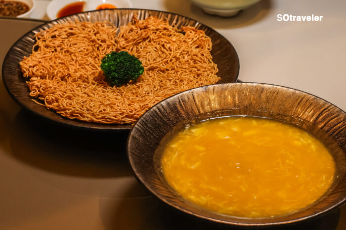 บะหมี่ราดซอสปูขน