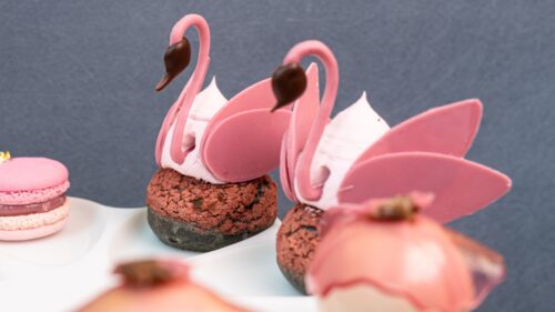 ชุดน้ำชายามบ่าย Haru Afternoon Tea โรงแรม ดิ โอกุระ เพรสทีจ กรุงเทพฯ ตกแต่งด้วยธีมดอกซากุระและขนมญี่ปุ่นสีชมพู