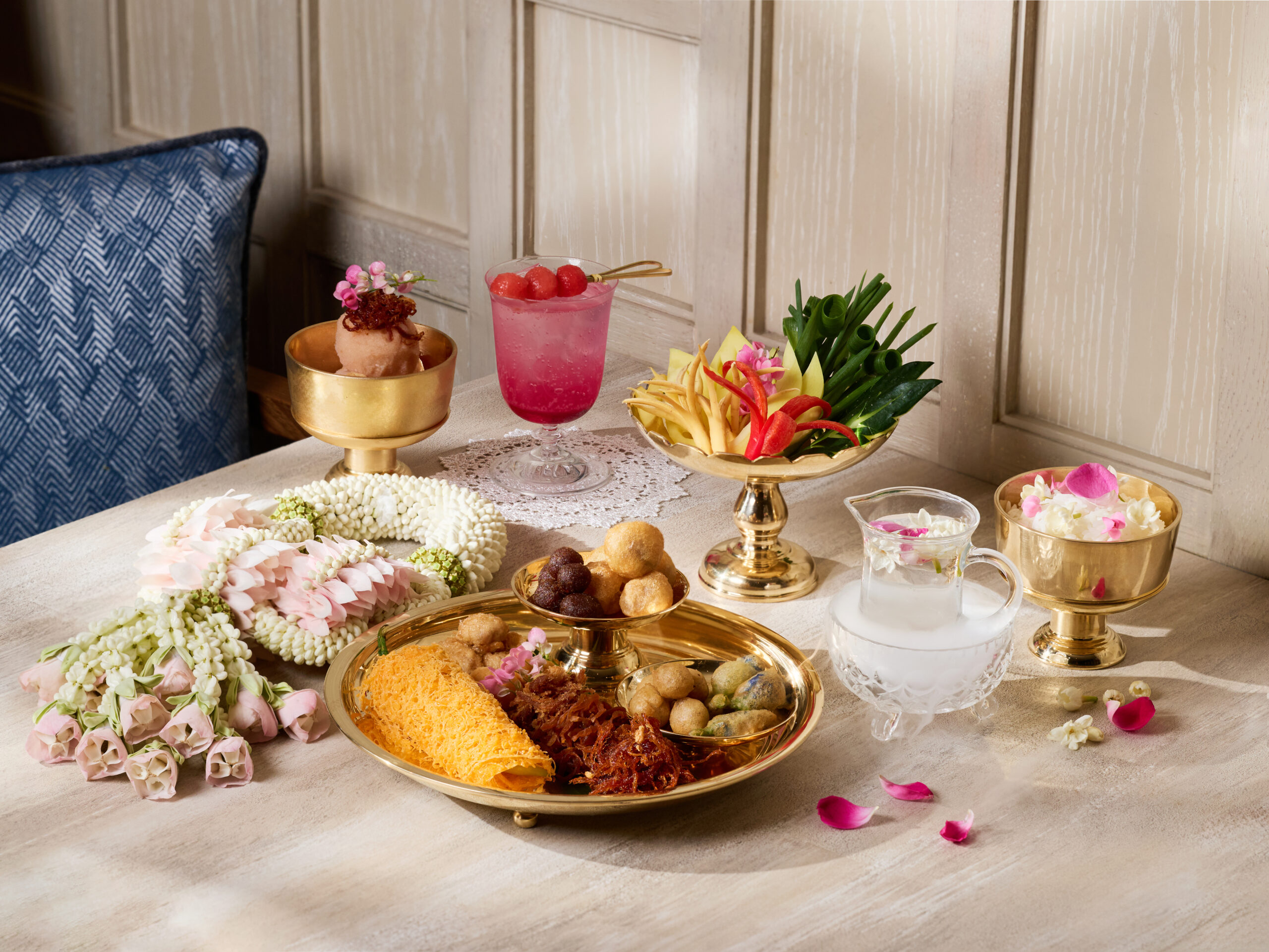 ชุดข้าวแช่ไทยโบราณสีทองหรูหรา ณ ห้องอาหารเดอะ สยาม ที รูมท์ โรงแรมแบงค็อก แมริออท มาร์คีส์ ควีนส์ปาร์ค