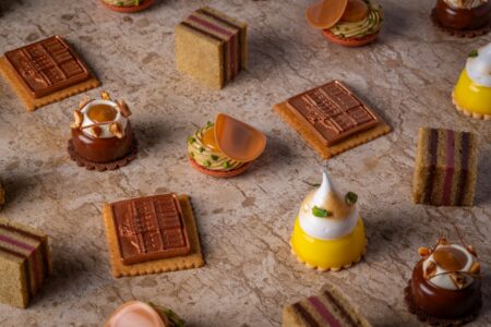 ชุดน้ำชายามบ่ายโดยเชฟแชมป์โลก Masanori Hata ณ ดิ ออเธอร์ส เลานจ์ โรงแรมแมนดาริน โอเรียนเต็ล กรุงเทพฯ