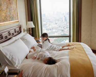 บรรยากาศห้องพักหรูวิวแม่น้ำเจ้าพระยาและสระว่ายน้ำที่ The Peninsula Bangkok สำหรับโปรโมชั่น Songkran Staycation 2026