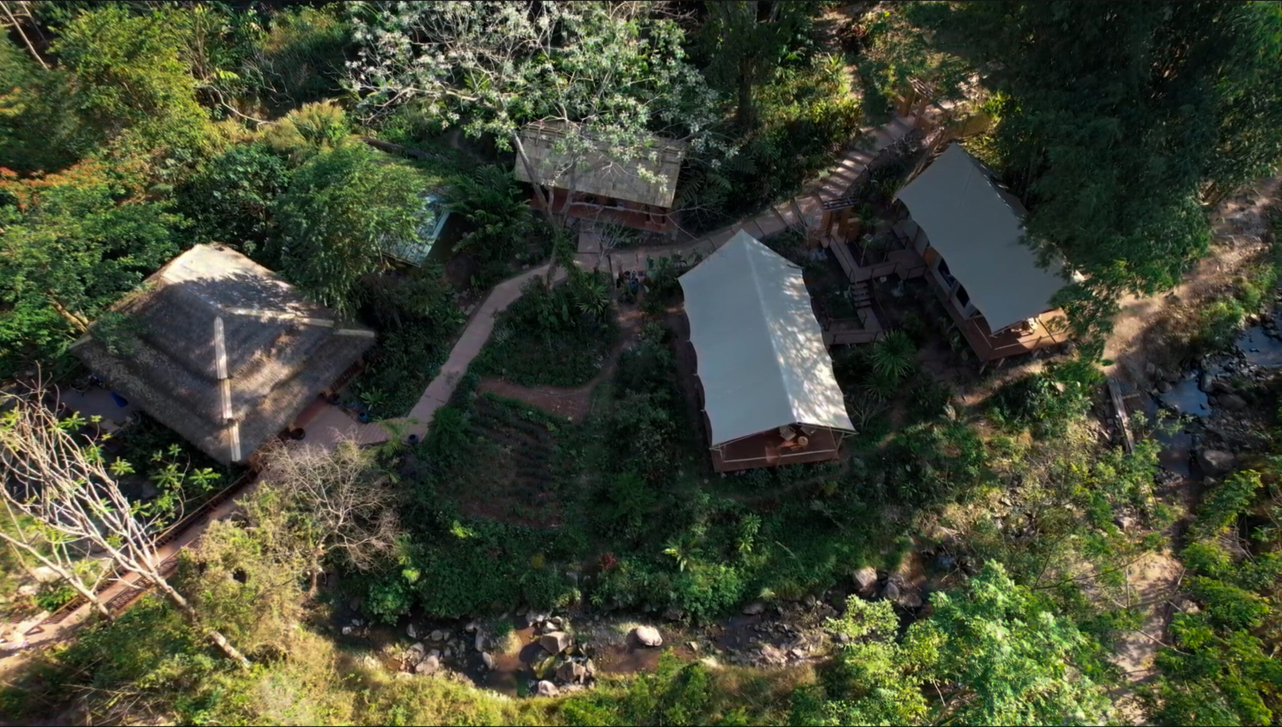 บรรยากาศแกลมปิ้งเต็นท์หรู Visama Explorer Nan ท่ามกลางวิวภูเขาและทุ่งนาในจังหวัดน่าน