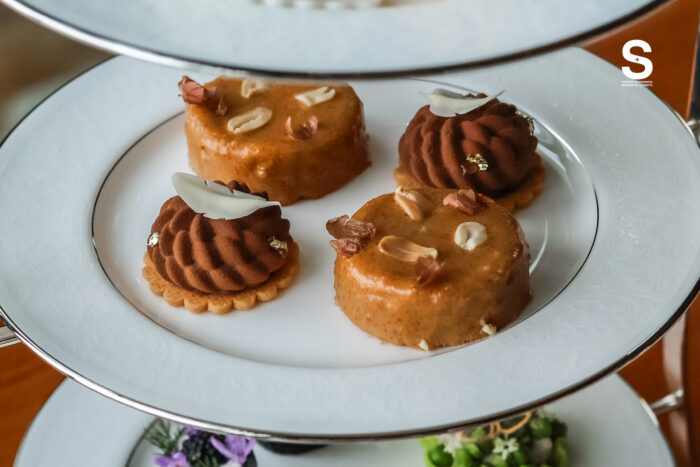 Peanut Cookie / Coffee & Banana Mousse Cake