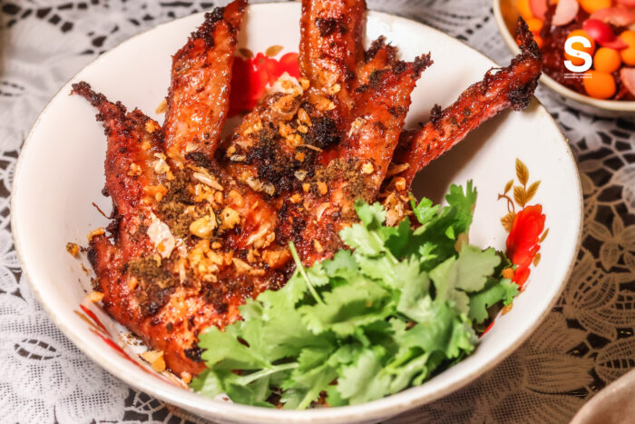 น้ำพริกมะนาวไข่เค็ม เสิร์ฟคู่ปีกไก่ทอดผงเห็ด