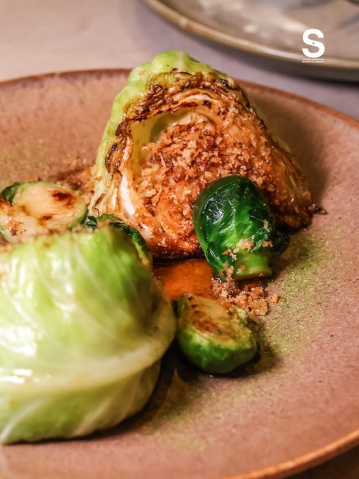 กะหล่ำย่างครัมเบิ้ลปลาเค็ม (Grilled Cabbage with Salted Fish Crumbs and Fish Sauce)