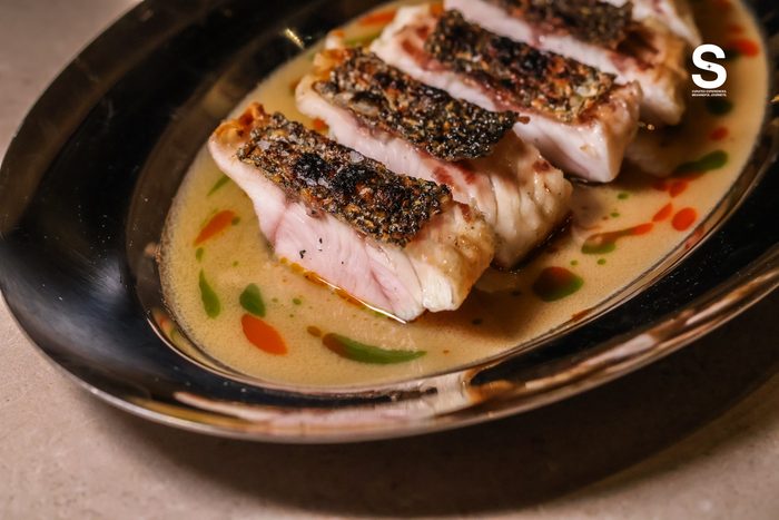กะพงจุดฟ้าดรายเอจย่างโคโคบลอง (Dry-Aged Leopard Grouper with Tom Kha Beurre Blanc)
