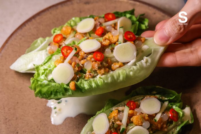 ซีซาร์สลัดน้ำพริกไข่ปู (Spicy Crab Roe Caesar Salad)